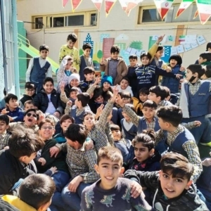 دانش‌آموزان دبستان غیردولتی پسرانه معید در حیاط مدرسه