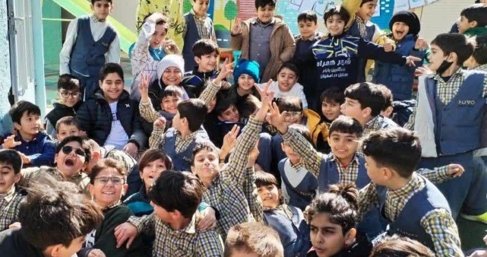 photo23410431618 دانشآموزان دبستان غیردولتی پسرانه معید در حیاط مدرسه
