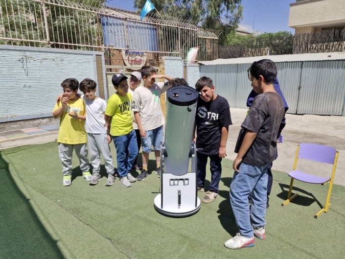 دانش‌آموزان دبستان غیردولتی پسرانه معید در کارگاه نجوم و رصد خورشیدبا تلسکوپ بهترین دبستان پسرانه اصفهان با آموزش مهارت‌محور